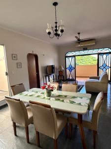 uma mesa de jantar e cadeiras numa sala de estar em Dulc em Ribeirão Preto