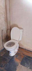 W pokoju znajduje się łazienka z białą toaletą. w obiekcie Rachid villa w mieście As-Suwajra