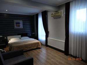 1 dormitorio con cama y ventana en Hotel Mimoza, en Razgrad