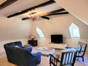 un soggiorno con un divano e una TV di Gîte de France Le grand air du paradis 3 épis - Gîte de France 9 personnes MAE-6464 ad Argentat