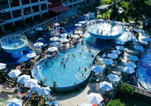 - une grande piscine avec des personnes dans un parc aquatique dans l'établissement Cassino All Inclusive Resort Poços de Caldas, à Poços de Caldas
