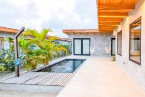 Seabird Dwellings Villa with Private Splash Pool and Dock内部或周边的泳池