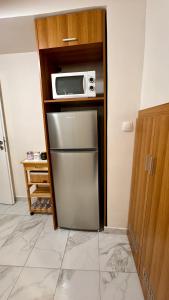 アテネにあるEva’s homeの小型冷蔵庫(電子レンジ付)