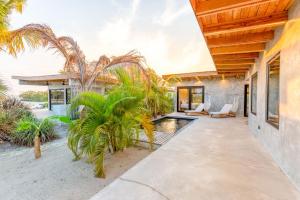 Seabird Dwellings Villa with Private Splash Pool and Dock外面的花园