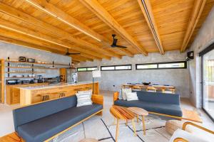 Seabird Dwellings Villa with Private Splash Pool and Dock的休息区
