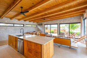 Seabird Dwellings Villa with Private Splash Pool and Dock的厨房或小厨房