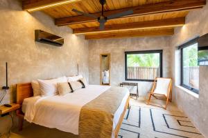 珀拉什奇亚Seabird Dwellings Villa with Private Splash Pool and Dock的房间里有一张大床的卧室