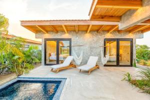 Seabird Dwellings Villa with Private Splash Pool and Dock内部或周边的泳池