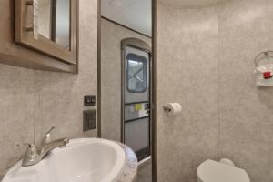Ванная комната в Sunshine Key RV Resort & Marina