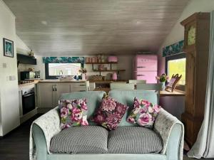 sala de estar con sofá en la cocina en Stunning 2 Bed Lodge On The Lake, en South Cerney