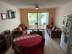 sala de estar con sofá y nevera en Suite POKTAPOK en Cancún