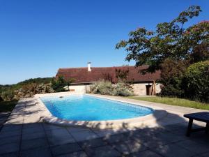 Kolam renang di atau dekat dengan Gîte de France Au geai des chênes 3 épis - Gîte de France 6 personnes MAE-8894
