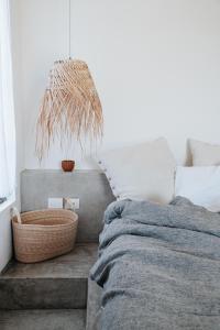 Un dormitorio con una cama con una cesta al lado en Desierto Azul en Todos Santos