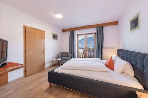 a bedroom with a large bed and a window at Georgenhöhe in Lana