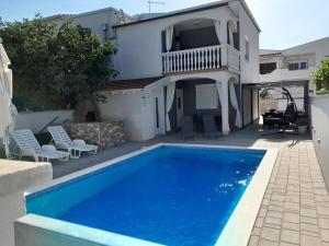 Villa con piscina y casa en Apartments Anchor with shared swimming pool, en Privlaka