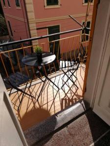 a balcony with a table and chairs on a porch at Appartamento CA du DRIA in Riva Trigoso