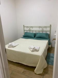 een slaapkamer met een bed met twee handdoeken erop bij Home Rebecca in Napels