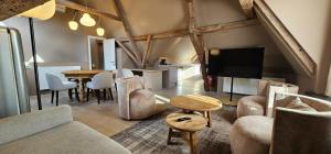 Guesthouse Bonheure في بروج: غرفة معيشة مع أريكة وتلفزيون