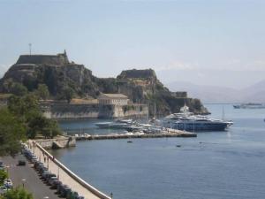 un puerto con un crucero en el agua en CASA KIRKI en Agios Rokkos