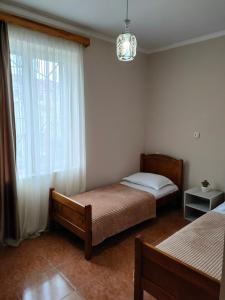 1 dormitorio con 2 camas y ventana en Tornado Hotel en Ureki