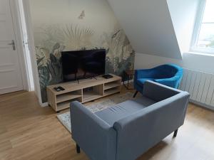 sala de estar con sofá y TV en Elégant Studio ~Hyper Centre~, en Coutances