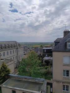 vistas a la ciudad desde el techo de un edificio en Elégant Studio ~Hyper Centre~, en Coutances