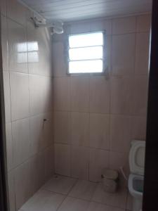 łazienka z toaletą i oknem w obiekcie Canto do mar w mieście Paraty