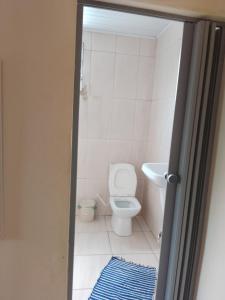 La salle de bains est pourvue de toilettes et d'un lavabo. dans l'établissement Canto do mar, à Parati