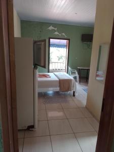 Canto do mar في باراتي: غرفة نوم مع سرير في غرفة مع نافذة