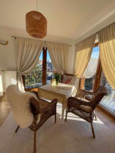 カジミエシュ・ドルニにあるSielsko-Anielsko centrumのテーブルと椅子と窓のあるリビングルーム