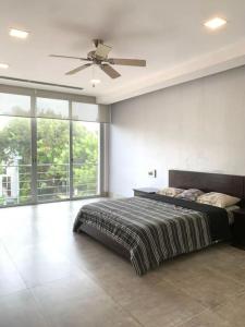 um quarto com uma cama e uma ventoinha de tecto em Casa alquiler en isla mocoli em Guayaquil