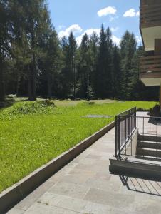 ベッラモンテにあるBellamonte Villa Larici primo pianoの芝生の畑の横にあるベンチ付き公園