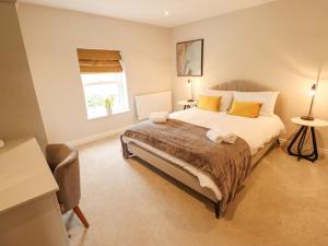 1 dormitorio con cama y ventana en Foremans Cottage, en Hull