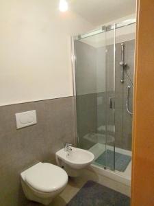 ベッラモンテにあるBellamonte Villa Larici primo pianoのトイレとガラスのシャワー付きのバスルーム