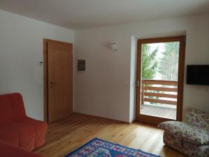 ベッラモンテにあるBellamonte Villa Larici primo pianoの空きリビングルーム(ドア、椅子付)