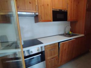 ベッラモンテにあるBellamonte Villa Larici primo pianoのキッチン(木製キャビネット、シンク、コンロ付) +30枚の写真