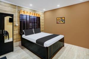 ein Schlafzimmer mit einem Bett in einem Zimmer in der Unterkunft OYO Flagship Hotel Shiva Inn in Jamshedpur