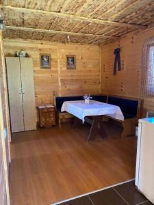 a room with a table in a wooden cabin at Prenoćište Stupovi in Novi Pazar