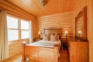 En eller flere senge i et værelse på Fiddler Lake Resort Chalet 90 Deer