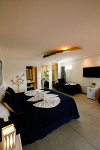 アライアル・ダジュダにあるAqui Bate a Brisa Pousadaのベッドルーム1室(大型ベッド1台付)