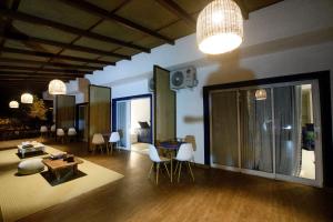Posezení v ubytování Casa Brisa - WiFi, PISCINA e CAFÉ DA MANHÃ a 520m do CENTRO DE ARRAIAL
