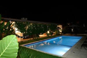 Bazén v ubytování Casa Brisa - WiFi, PISCINA e CAFÉ DA MANHÃ a 520m do CENTRO DE ARRAIAL nebo v jeho okolí