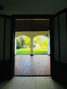 uma porta aberta para um quarto com um pátio em Casona Margarita em Concordia