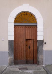 an archway with a wooden door in a building at Fortuna House - De Vivo Realty Sant'Agnello in Sant'Agnello