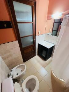 uma casa de banho com um WC e um lavatório em Casona Margarita em Concordia