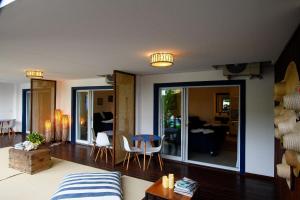Posezení v ubytování Casa Brisa - WiFi, PISCINA e CAFÉ DA MANHÃ a 520m do CENTRO DE ARRAIAL