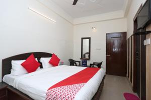 מיטה או מיטות בחדר ב-OYO Hotel Shiva Palace