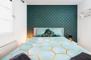 a bedroom with a bed with a blue and yellow bedspread at Smart Home - Wuppertal - Perfect for 4 Guests! Central - Netflix - Schwebebahn - Free Parking Zone in Wuppertal