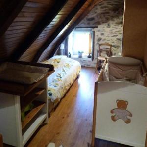 Un dormitorio con una cama con un osito de peluche. en Gîte de France à Sarroux - St Julien 3 épis - Gîte de France 8 personnes 134, en Sarroux