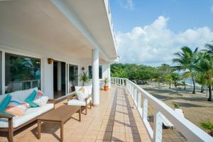 Μπαλκόνι ή βεράντα στο Private Oceanfront 4-Bed Villa wPool on Huge Lot